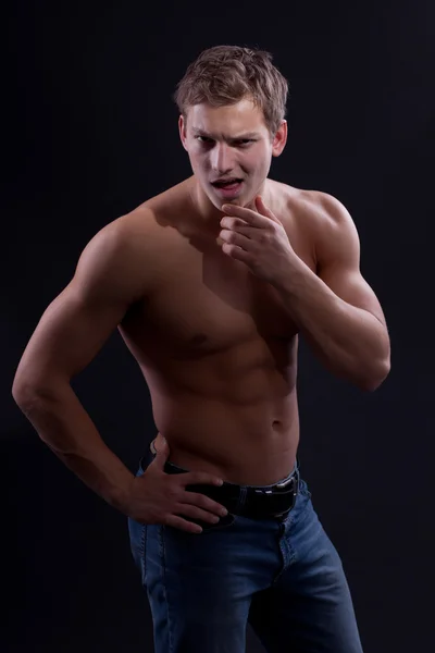 근육 섹시 한 벌 거 벗은 젊은 남자 청바지 포즈 — 스톡 사진