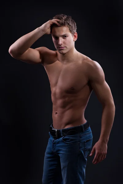 Svalové sexy nahé mladý muž pózuje v džínách — Stock fotografie