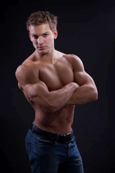 肌肉性感赤裸年轻人穿着牛仔裤摆姿势 — 图库照片