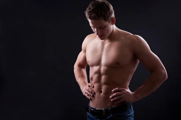 Músculo sexy joven desnudo posando en jeans —  Fotos de Stock