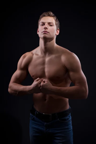 Mięśni sexy nago młody człowiek pozowanie w dżinsach — Zdjęcie stockowe