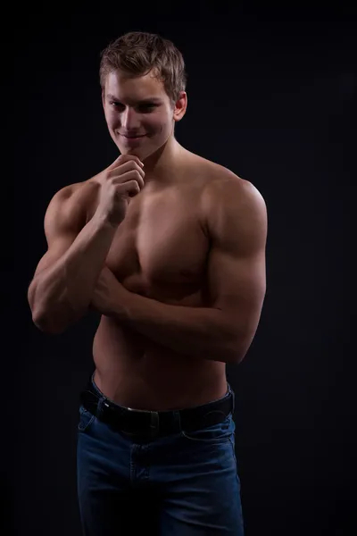 Músculo sexy joven desnudo posando en jeans — Foto de Stock