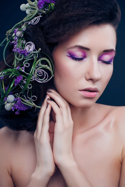 Menina de beleza com flores de orquídea e maquiagem profissional — Fotografia de Stock