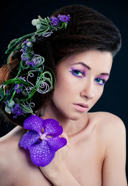Chica de belleza con flores de orquídea y maquillaje profesional —  Fotos de Stock