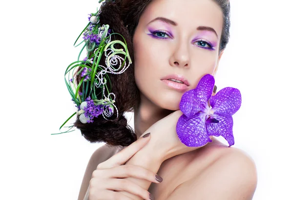 Menina de beleza com flores de orquídea e maquiagem profissional — Fotografia de Stock