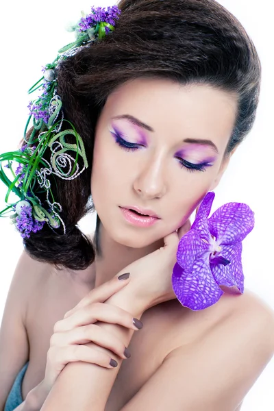 Ομορφιά κορίτσι με orchid λουλούδια και επαγγελματικό μακιγιάζ — Φωτογραφία Αρχείου