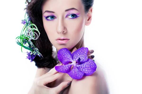 Fille de beauté avec des fleurs d'orchidée et maquillage professionnel — Photo