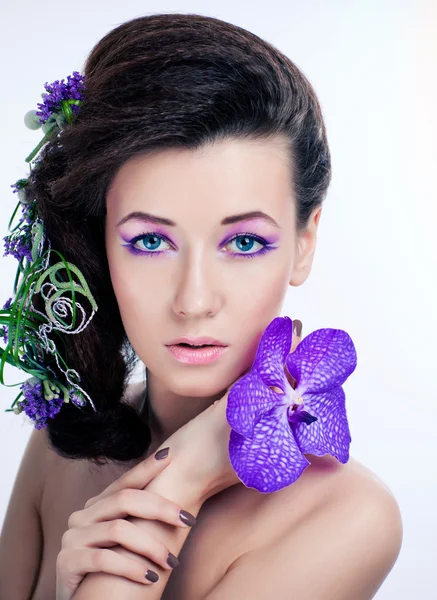Orkide çiçek ve profesyonel makyaj güzellik kız