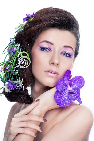 Fille de beauté avec des fleurs d'orchidée et maquillage professionnel — Photo
