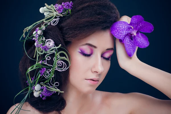 Orkide çiçek ve profesyonel makyaj güzellik kız — Stok fotoğraf