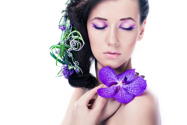 Ομορφιά κορίτσι με orchid λουλούδια και επαγγελματικό μακιγιάζ — Φωτογραφία Αρχείου