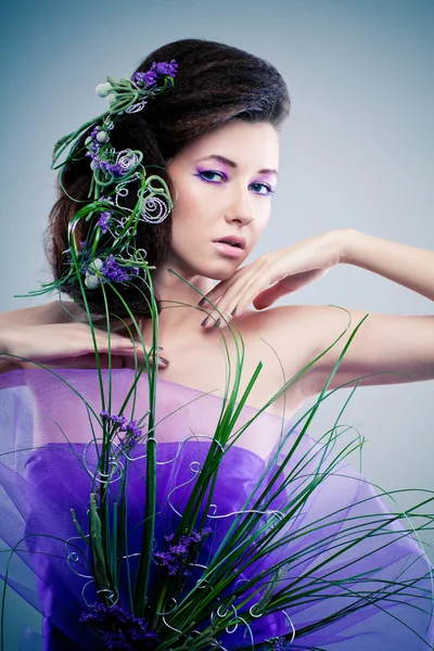 Menina de beleza com flores de orquídea e maquiagem profissional — Fotografia de Stock