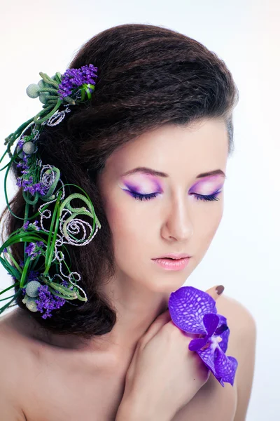 丽质的姑娘用兰花和专业化妆 — 图库照片
