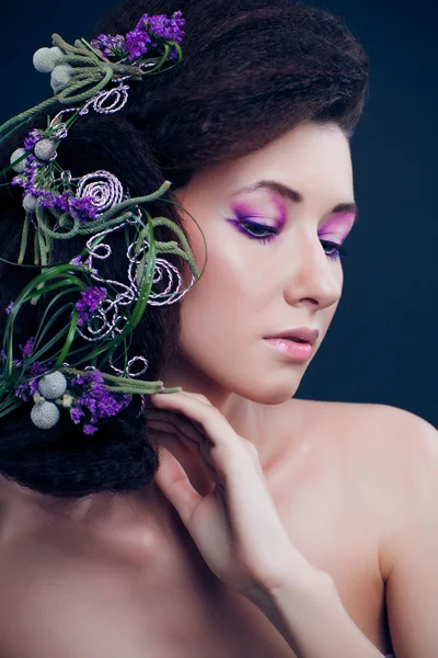 Orkide çiçek ve profesyonel makyaj güzellik kız