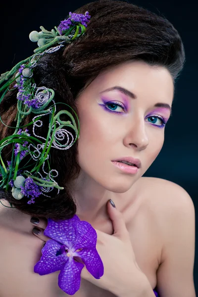 Orkide çiçek ve profesyonel makyaj güzellik kız