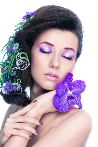 Menina de beleza com flores de orquídea e maquiagem profissional — Fotografia de Stock