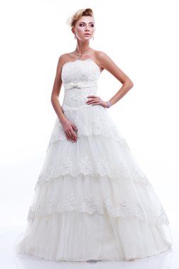 Gelini tam uzunlukta portresi. Beyaz arka plan üzerinde izole