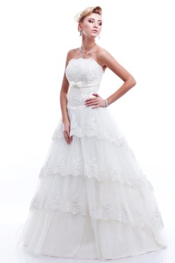 Gelini tam uzunlukta portresi. Beyaz arka plan üzerinde izole