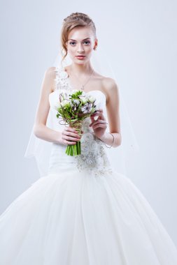 Gelin portresi. gelinlik. düğün çiçekleri