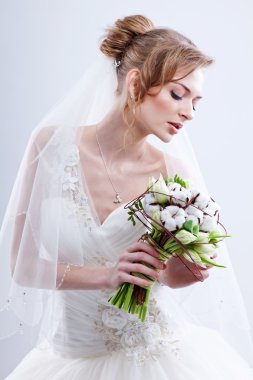 Gelin portresi. gelinlik. düğün çiçekleri