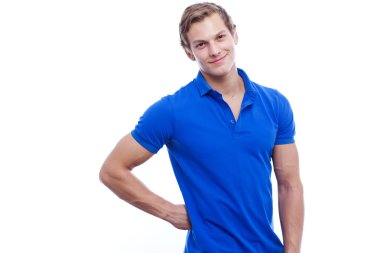 Mavi t-shirt giyen genç ve yakışıklı bir adam portresi