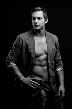 siyah-beyaz kara üzerinde açık ceket ile seksi bir adam portresi
