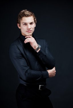 koyu arka plan üzerinde seksi maço adam portresi