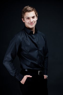 koyu arka plan üzerinde seksi maço adam portresi