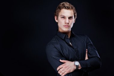 koyu arka plan üzerinde seksi maço adam portresi