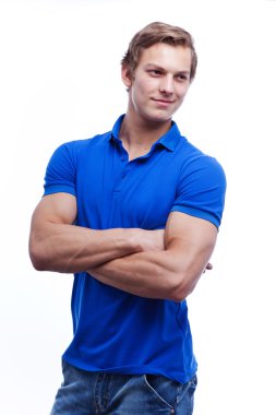 Ritratto di un giovane uomo bello indossando t-short blu