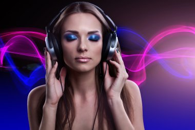 Genç dj kadın kulaklık müzik keyfi