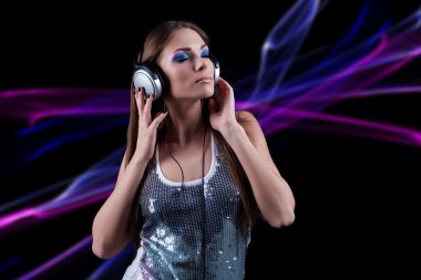 Genç dj kadın kulaklık müzik keyfi