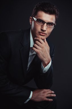 Gözlüklü genç iş adamı. stüdyo çekimi.