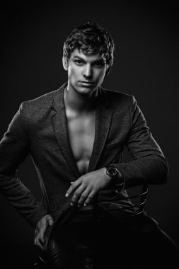 stüdyoda oturan genç yakışıklı maço adam