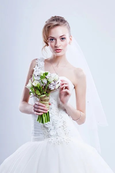 Retrato de noiva. Vestido de noiva. Flores do casamento — Fotografia de Stock