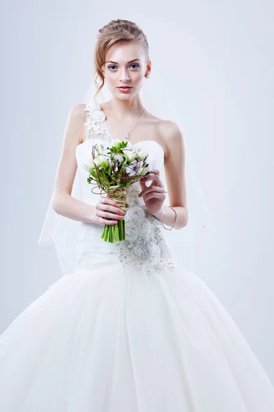 Retrato de noiva. Vestido de noiva. Flores do casamento — Fotografia de Stock