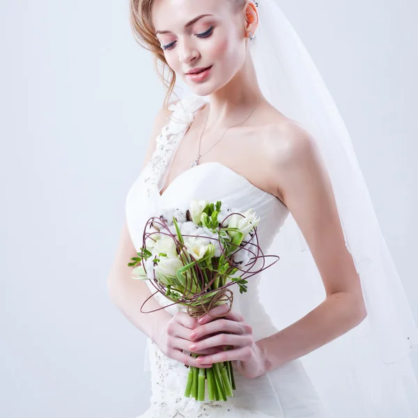 Bride portrait. Wedding dress. Wedding flowers — Stock Photo, Image