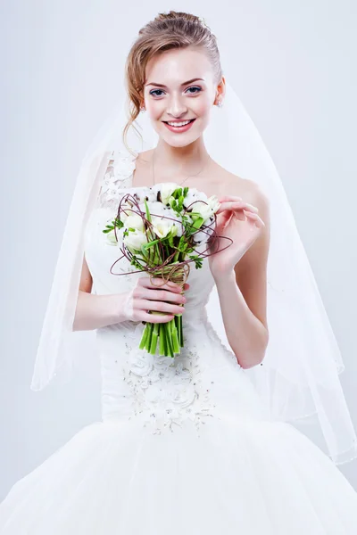 Retrato de noiva. Vestido de noiva. Flores do casamento — Fotografia de Stock