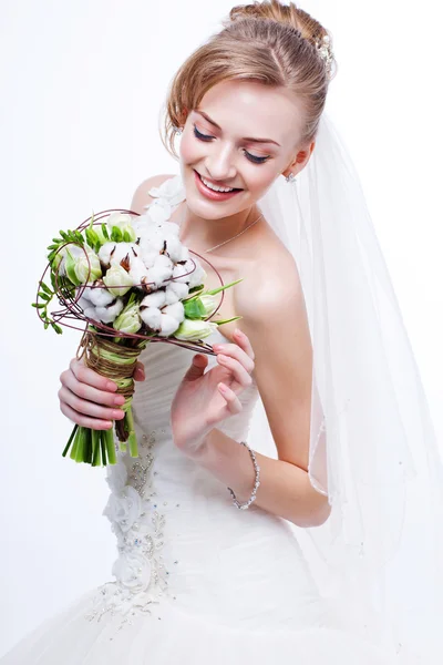 Bride portrait. Wedding dress. Wedding flowers — Stock Photo, Image