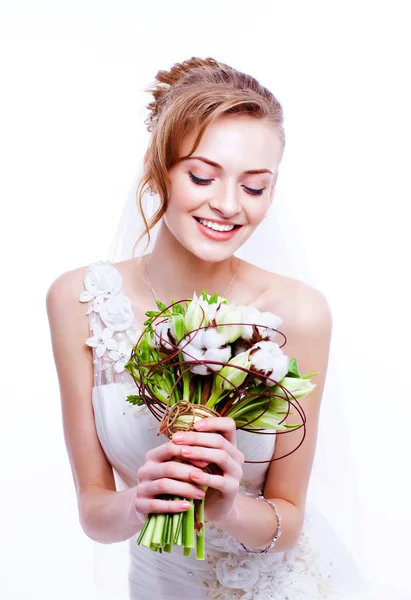 Νύφη πορτρέτο. γαμήλιο φόρεμα. γαμήλια λουλούδια — Φωτογραφία Αρχείου