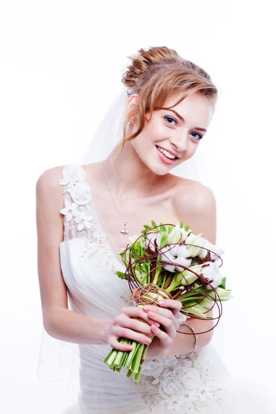 Νύφη πορτρέτο. γαμήλιο φόρεμα. γαμήλια λουλούδια — Φωτογραφία Αρχείου