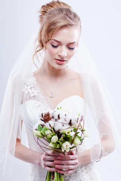 Bride portrait. Wedding dress. Wedding flowers — Stock Photo, Image