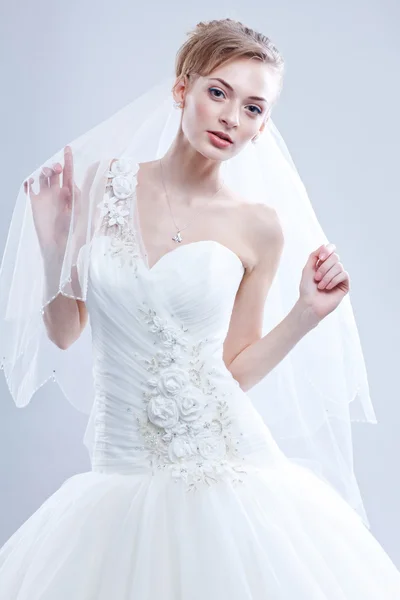 Ritratto della sposa. Abito da sposa. Studio girato . — Foto Stock