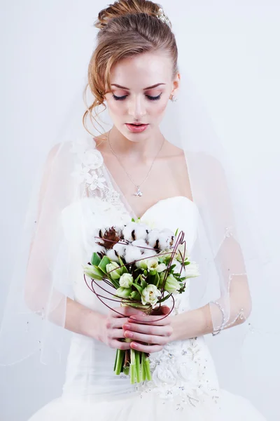 Bride portrait. Wedding dress. Wedding flowers — Stock Photo, Image