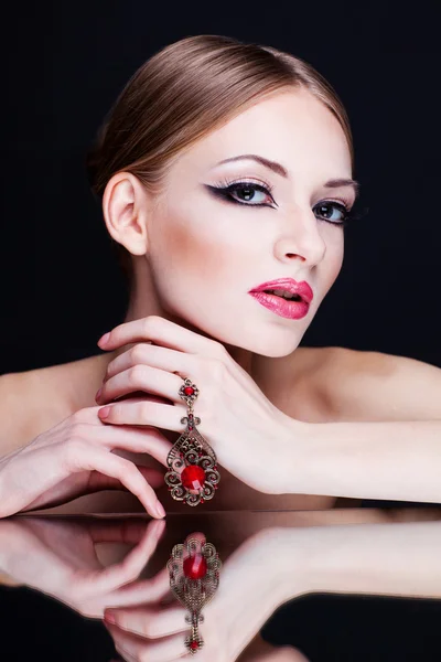 Fashion girl portrait. Red glossy lips. Bright makeup. — Stock Photo, Image