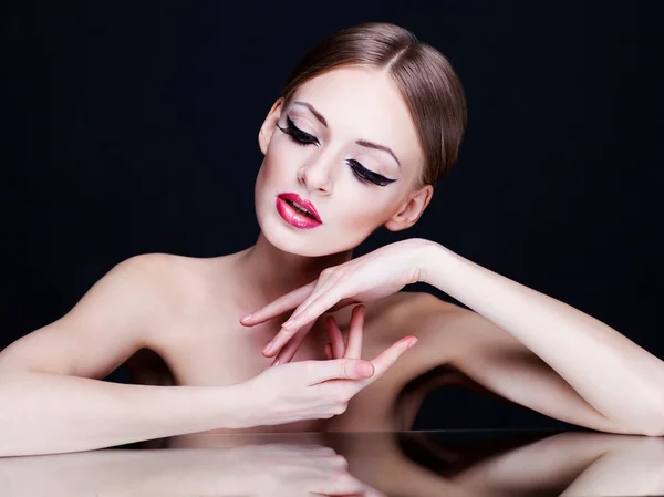 Retrato de chica de moda. Labios rojos brillantes. Maquillaje brillante . — Foto de Stock