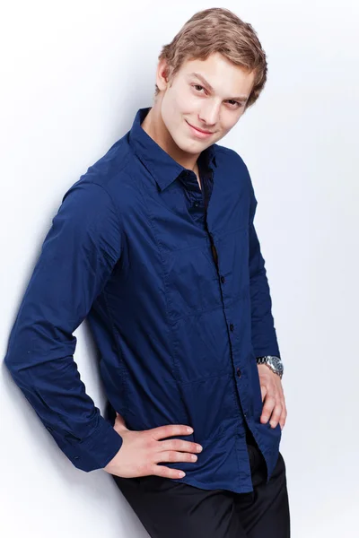 Portrait d'un jeune bel homme portant une chemise bleue — Photo