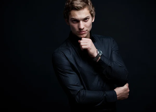 koyu arka plan üzerinde seksi maço adam portresi