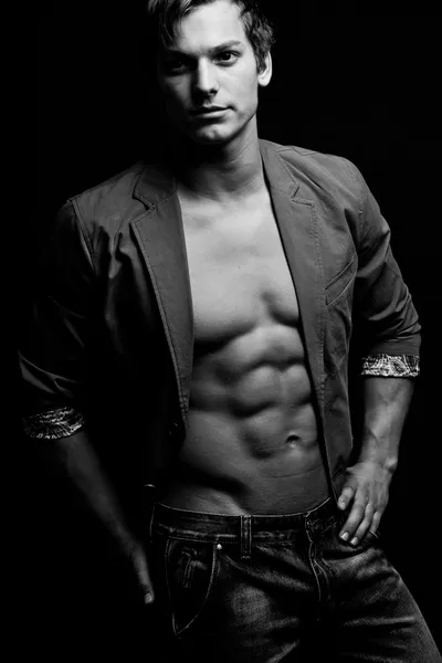 siyah-beyaz kara üzerinde açık ceket ile seksi bir adam portresi