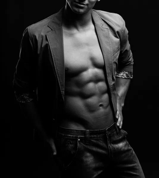 siyah-beyaz kara üzerinde açık ceket ile seksi bir adam portresi